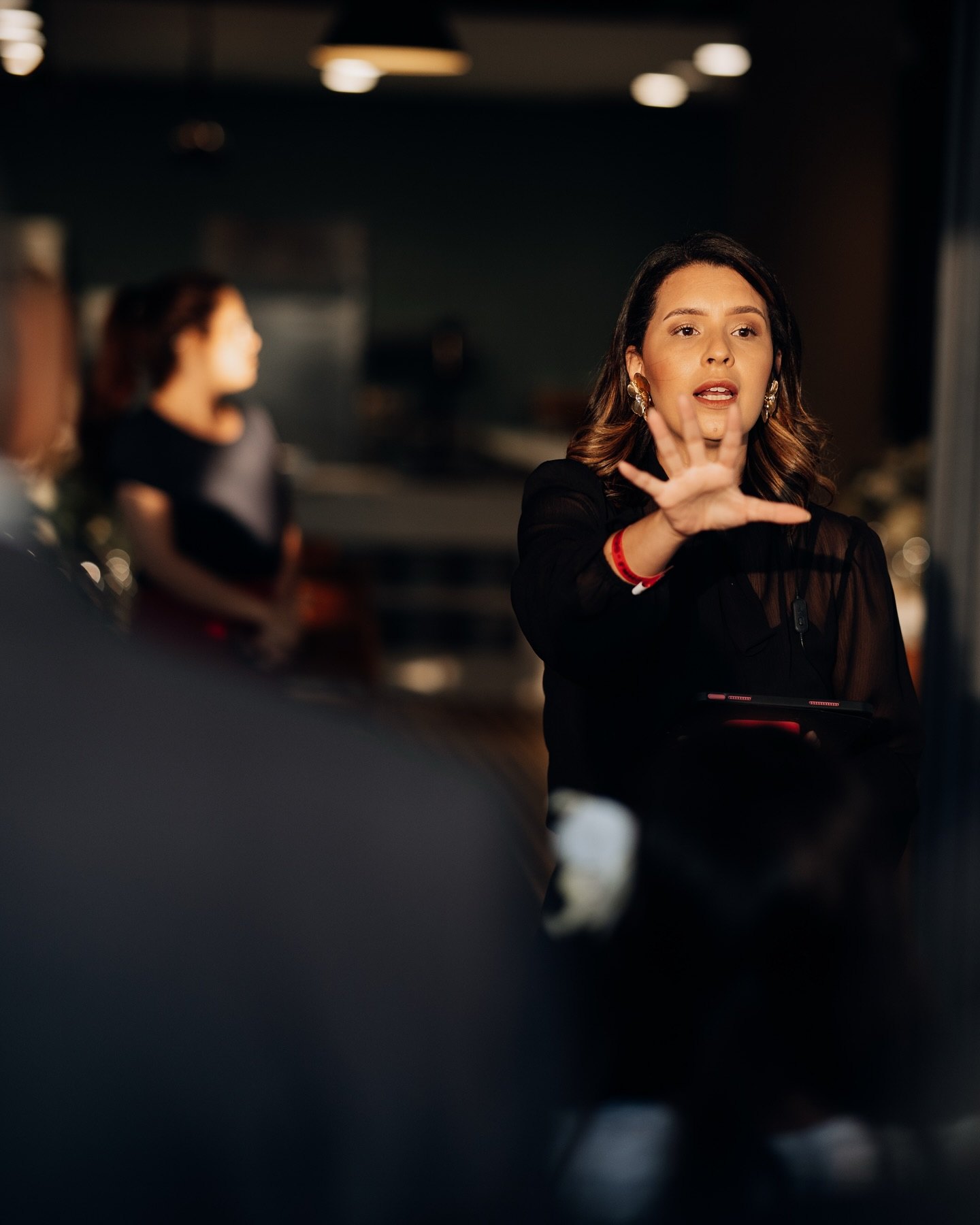 Lídia Costa organizando detalhes da produção